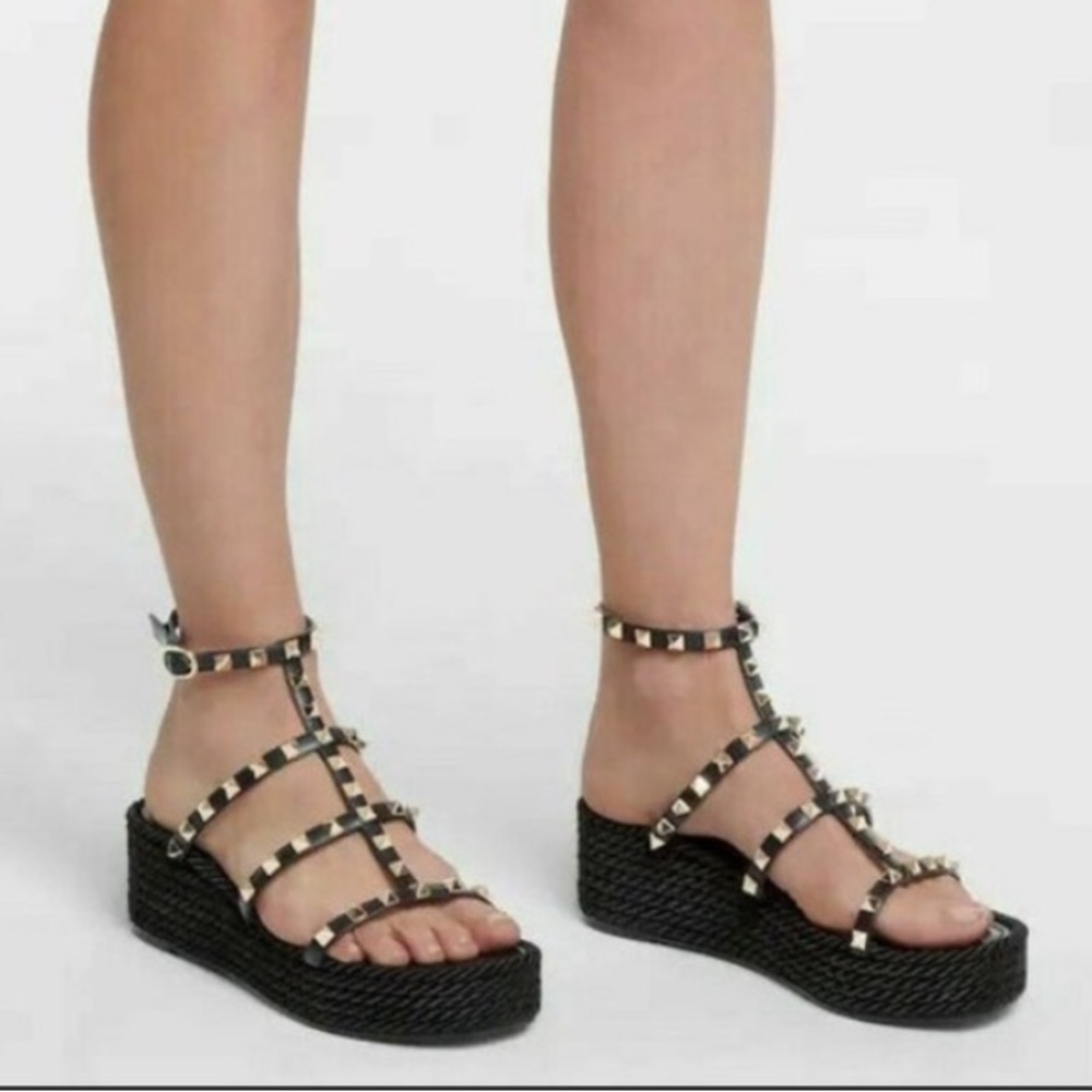 Valentino✨Garavani Rockstud Wedge
Sandal size 37